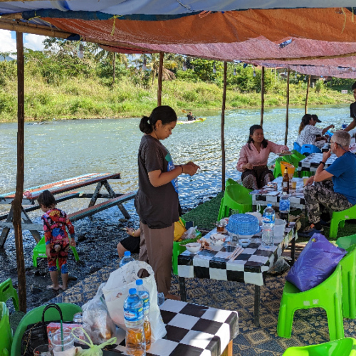 Déjeuner au bord de la rivière Nam Song. Vang Vieng