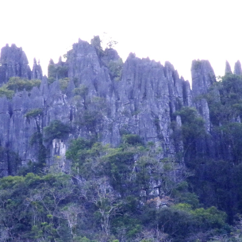 Rivière Nam Song en Bateau. Le massif karstique. Vang Vieng
