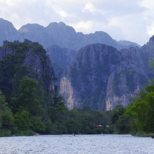 Rivière Nam Song en Bateau. Le massif karstique. Vang Vieng