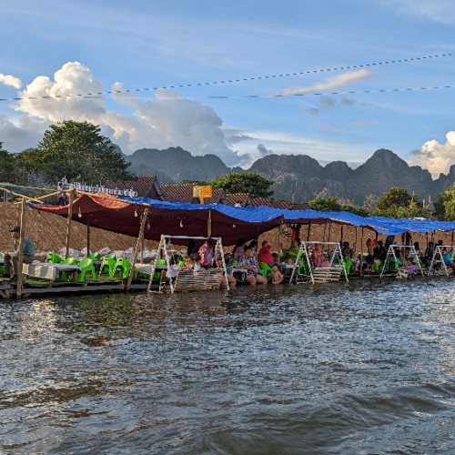 Rivière Nam Song en Bateau. Passage devant les petits restos. Vang Vieng