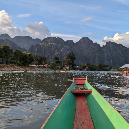 Rivière Nam Song en Bateau. Passage devant les petits restos. Vang Vieng