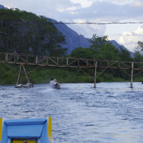 Rivière Nam Song en Bateau. Vang Vieng