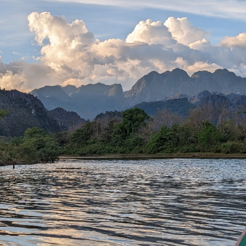Rivière Nam Song en Bateau. Vang Vieng