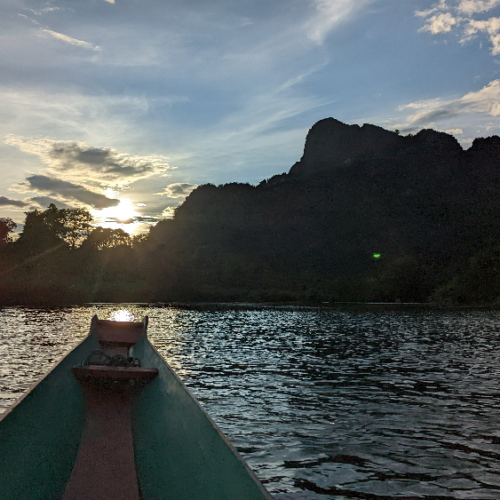 Rivière Nam Song en Bateau. Vang Vieng