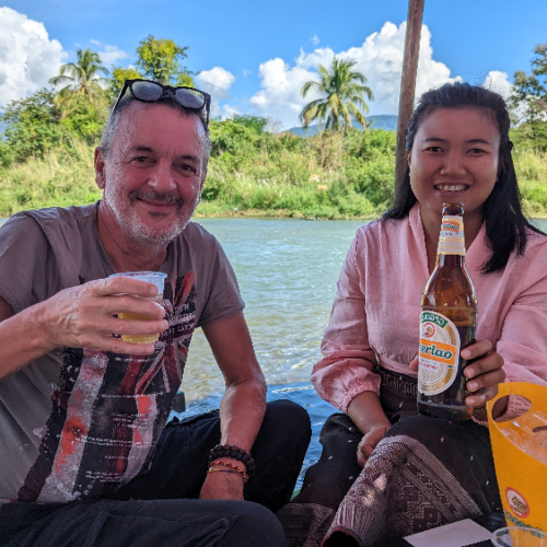 Déjeuner au bord de la rivière Nam Song. Vang Vieng