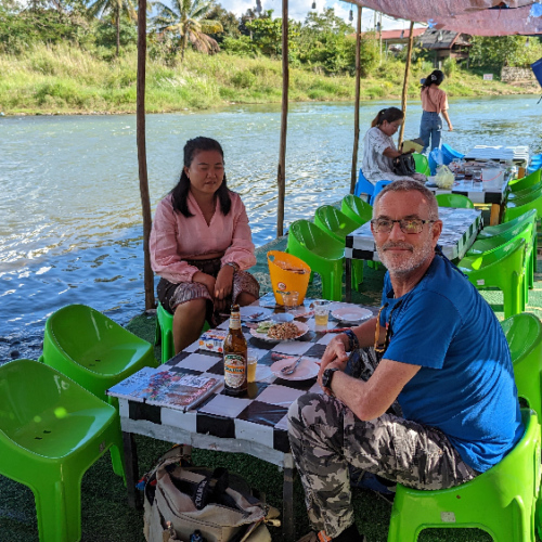 Déjeuner au bord de la rivière Nam Song. Vang Vieng