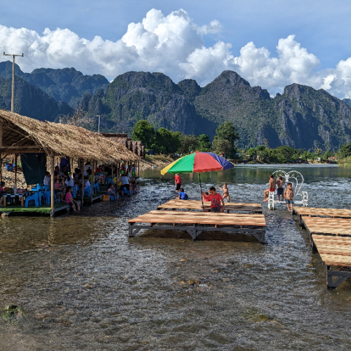 Déjeuner au bord de la rivière Nam Song. Vang Vieng