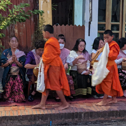 Cérémonie du Tak Bat. Luang Prabang