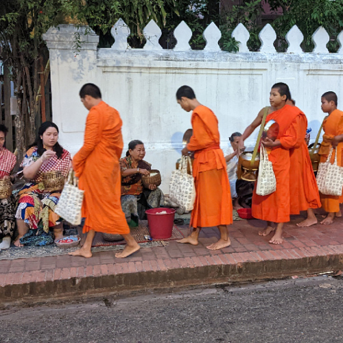 Cérémonie du Tak Bat. Luang Prabang