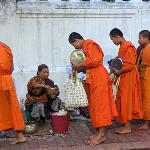 Cérémonie du Tak Bat. Luang Prabang