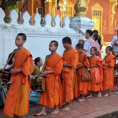 Cérémonie du Tak Bat. Luang Prabang