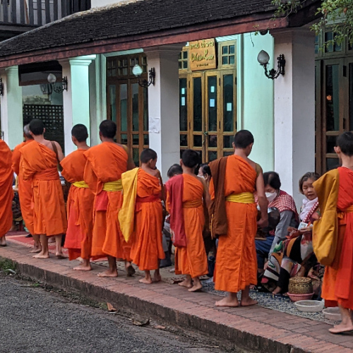 Cérémonie du Tak Bat. Luang Prabang
