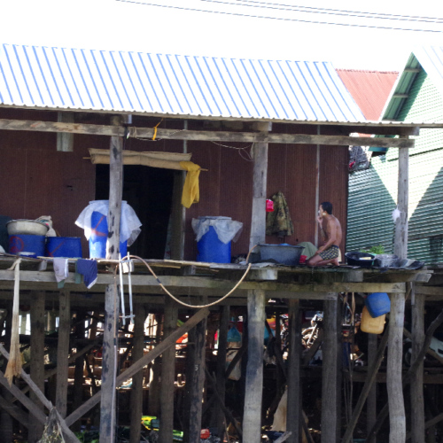 La vie dans les maisons sur pilotis. Lac Tonlé Sap.