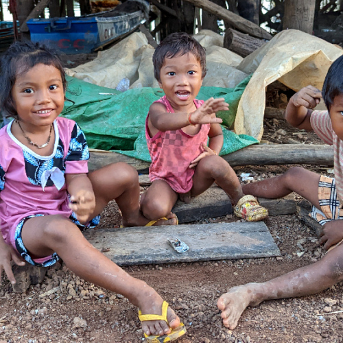Les enfants du lac Tonlé Sap. Lac Tonlé Sap.