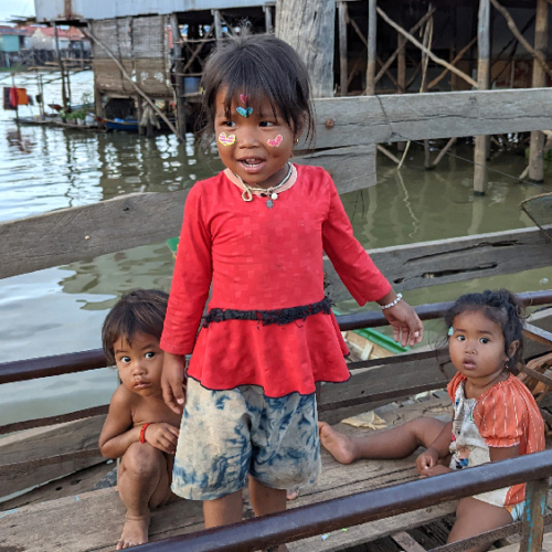 Les enfants du lac Tonlé Sap. Lac Tonlé Sap.