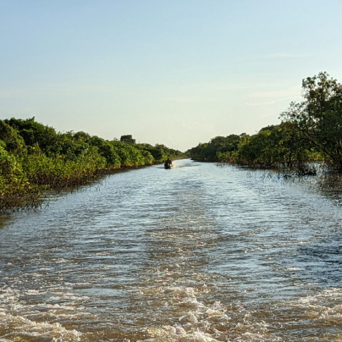 Le canal qui mène au large du lac. Lac Tonlé Sap.
