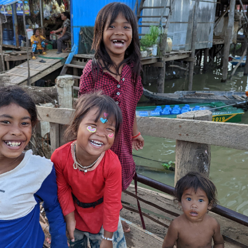 Les enfants du lac Tonlé Sap. Lac Tonlé Sap.