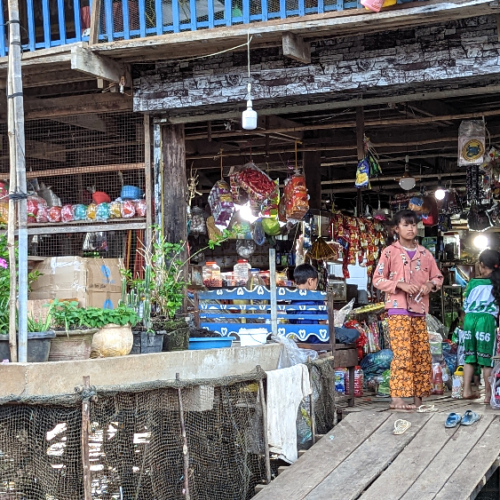 Une épicerie au Lac Tonlé Sap. Lac Tonlé Sap.