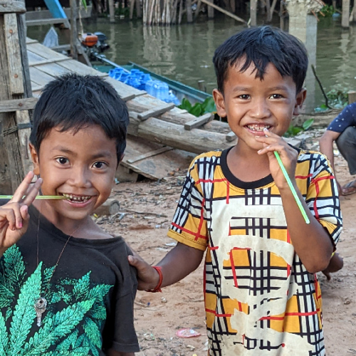 Les enfants du lac Tonlé Sap. Lac Tonlé Sap.