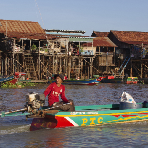 Les petites barques au moteur "dopé". Lac Tonlé Sap.