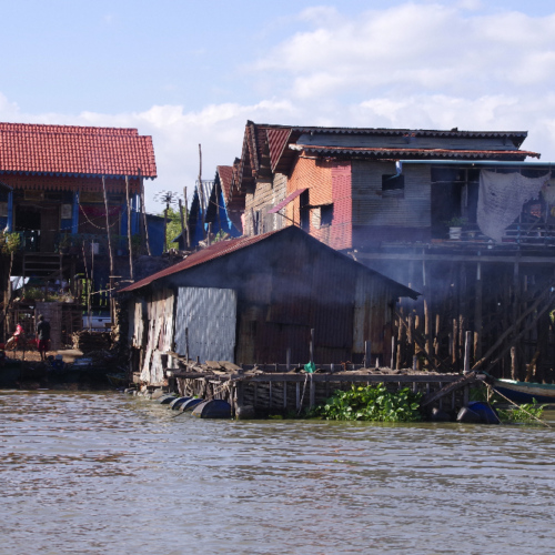 Un fumoir à poissons. Lac Tonlé Sap.