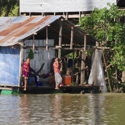 Une maison flottante. Lac Tonlé Sap.