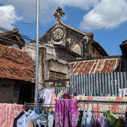 Les vieux quartiers avec les bâtiments coloniaux. Phnom Penh.