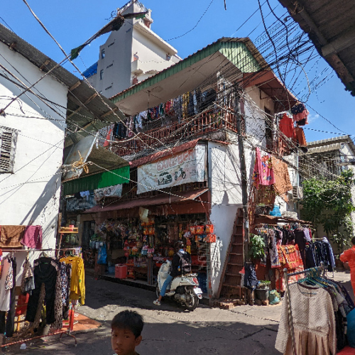 Les vieux quartiers avec les bâtiments coloniaux. Phnom Penh.