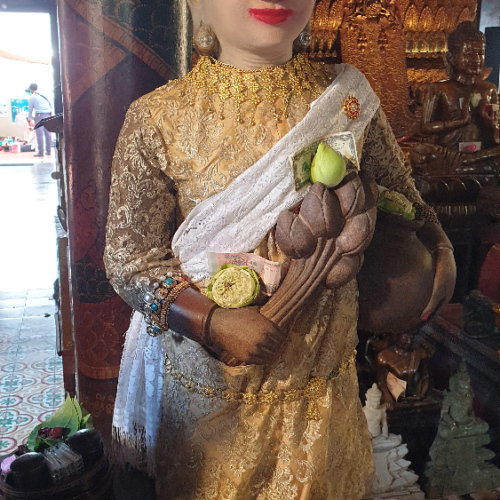 Statue de Mme Penh dans le sanctuaire. Phnom Penh.