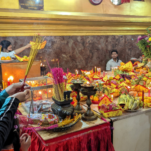 Offrandes, les pèlerins sont très nombreux. Phnom Penh.