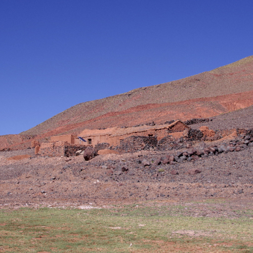 Route Antofalla, Antofagasta par le col Atacamaña. Une petite ferme. La Puna.