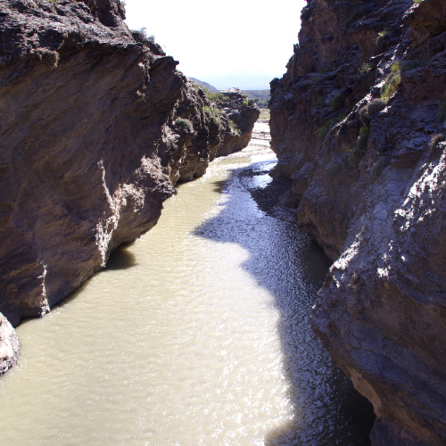 Une gorge avec un cours d'eau dans ce paysage aride. La Puna
