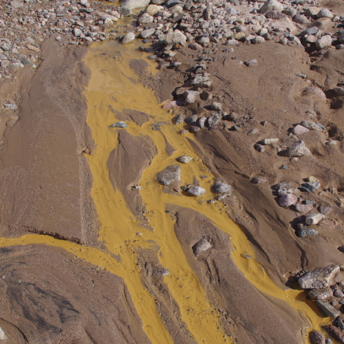 Dépôt d'ocre dans le Rio Amarillo. Chilecito.