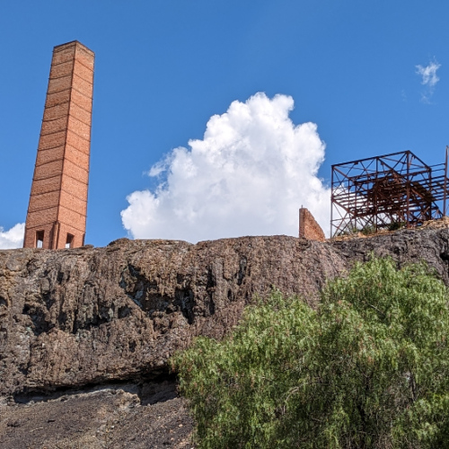 La cheminée de la fonderie et le terril de laitier, déchet de l’extraction. Chilecito.