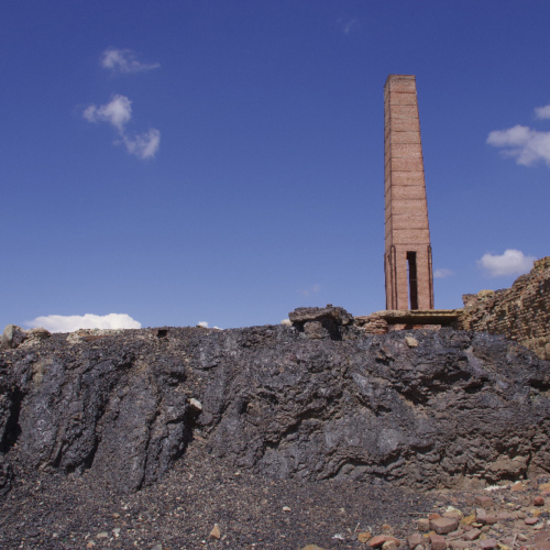 La cheminée de la fonderie et le terril de laitier, déchet de l’extraction. Chilecito.