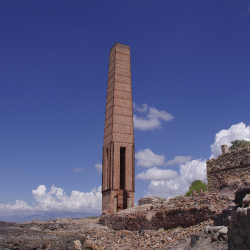 La cheminée de la fonderie et le reste des fours. Chilecito.
