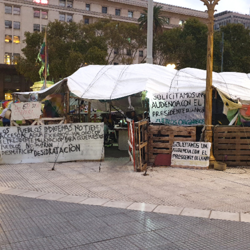 Sur la Plaza de Mayo, devant la Casa Rosado, Le Peuple Indigène manifeste pour ses droits. Buenos Aires.