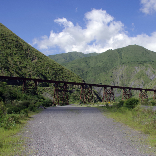 Voix ferrée au départ de Salta et passant par le viaduc de la Polvorilla. La Puna.