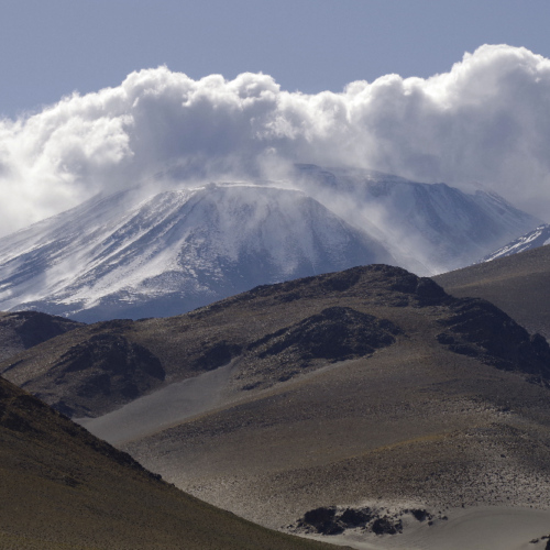 Route vers Las Grutas, frontière chilienne. Le volcan Incohuasi. La Puna.