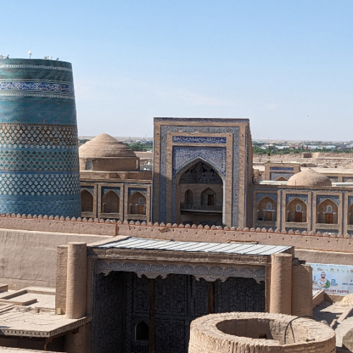 L'entrée de l'hôtel Orient-Star adjacente au minaret inachevé. Khiva.
