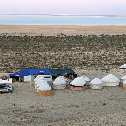 Notre camp de yourte en bord de la mer d'Aral. Mer d'Aral.
