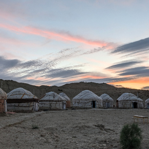 Notre camp de yourte en bord de la mer d'Aral. Mer d'Aral.