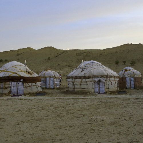Notre camp de yourte en bord de la mer d'Aral. Mer d'Aral.