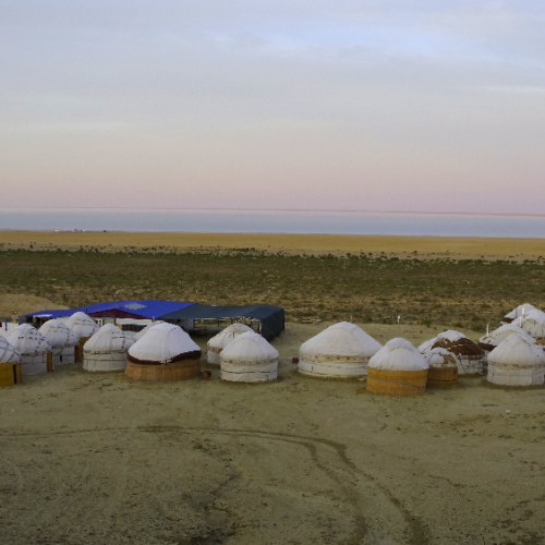 Notre camp de yourte en bord de la mer d'Aral. Mer d'Aral.