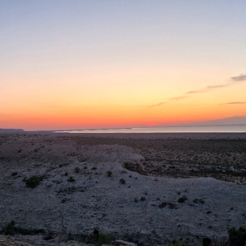 Lever de Soleil sur la mer d'Aral. Mer d'Aral.
