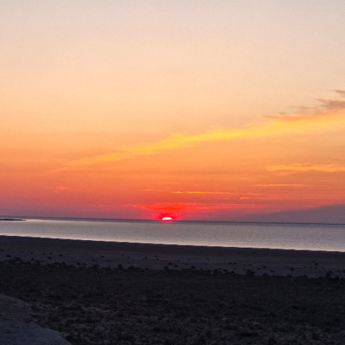 Lever de Soleil sur la mer d'Aral. Mer d'Aral.