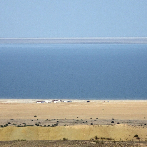 La Mer d'Aral et le petit camp au bord de l'eau. Mer d'Aral.