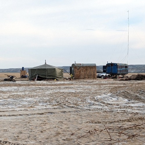 Camp au bord de l'eau où nous nous baignerons. Mer d'Aral.