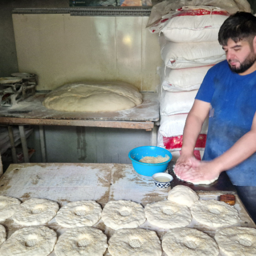 Façonnage des pâtons. Samarcande.