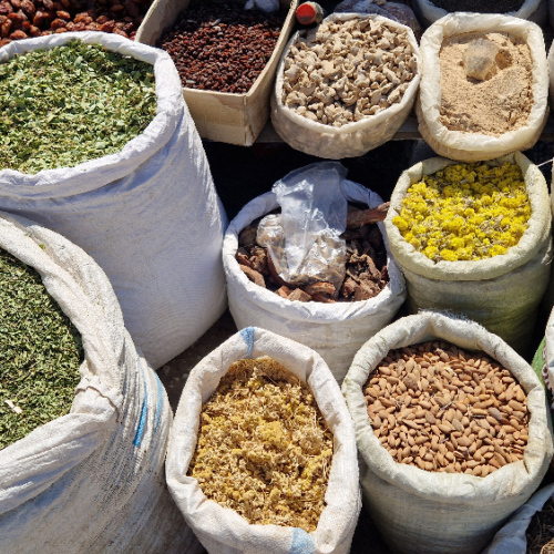 Marché au épices, tisanes, plantes médicinales. col Takhta Katacha.